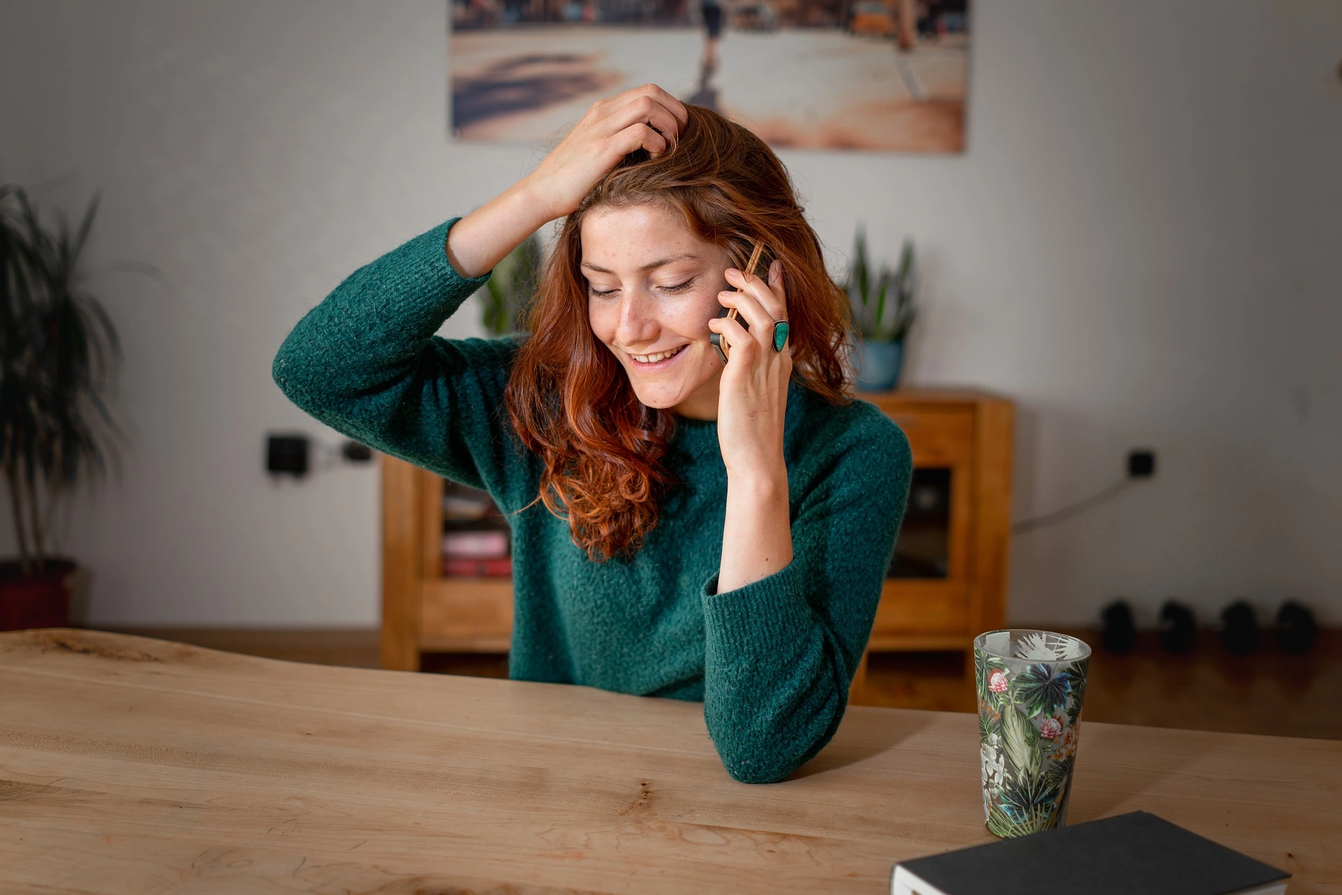 Jeune femme en train de téléphoner