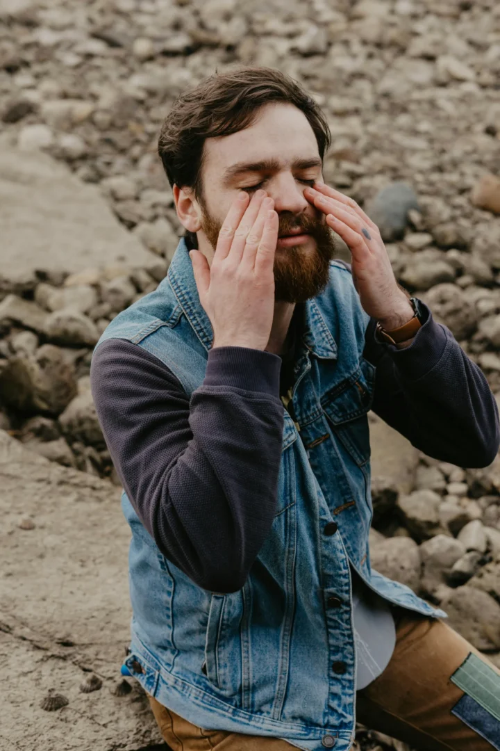 Tapping EFT visage, un homme se tapote le dessous des yeux