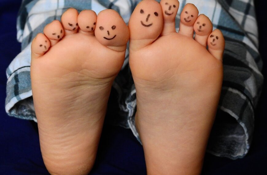 pieds d'enfant avec des smileys au bout des orteils!