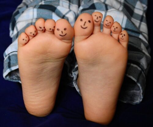 pieds d'enfant avec des smileys au bout des orteils!