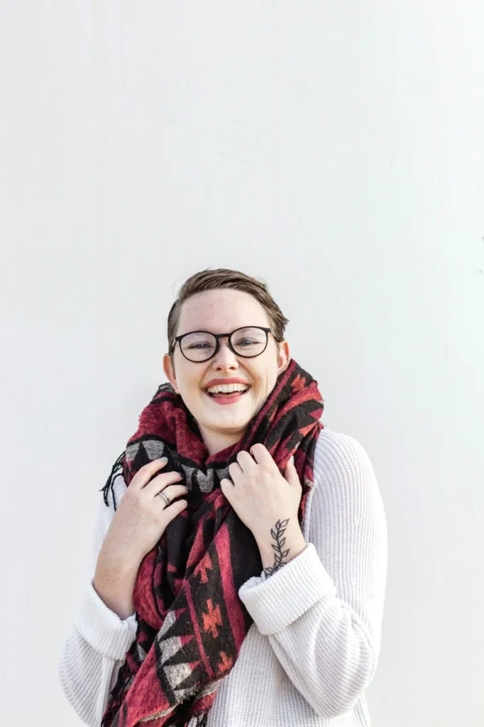 Une jeune femme retrouve un large sourire détendu après une séance d'EFT avec Maria Ilena GOMES